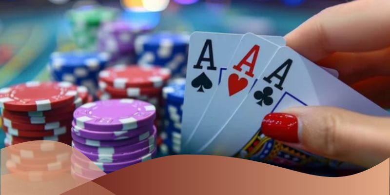 Ở bàn chơi thực tế có thể quan sát nét mặt và cử chỉ của đối thủ